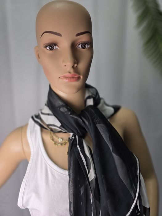 Apaszka chusta ,czarno biała w kwiaty duża długa cienka na wiosnę