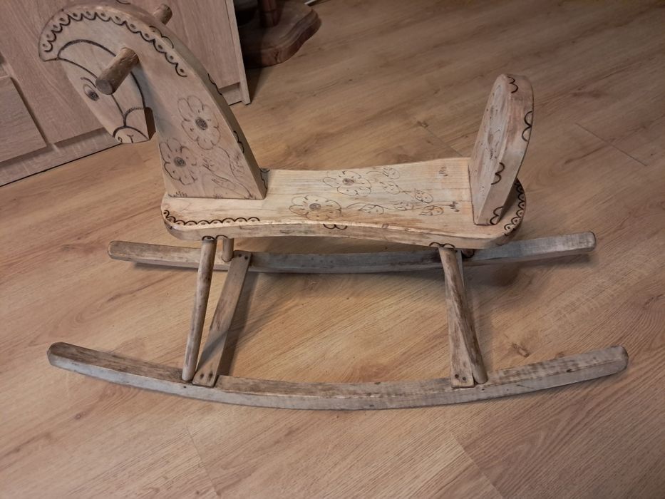 Drewniany konik na biegunach