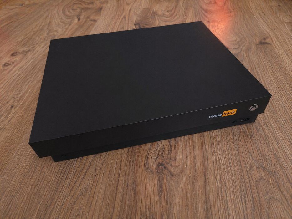 Xbox One X 1TB в отличном состоянии