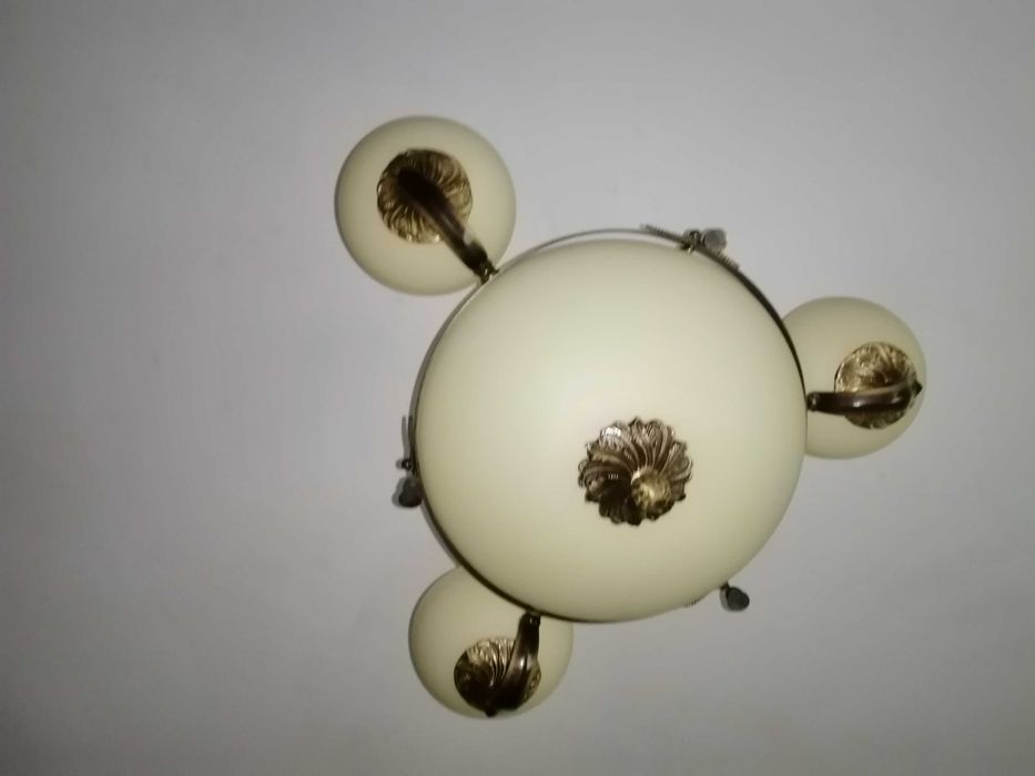 Par de candeeiros de teto em latão polido com vidro opaco bege