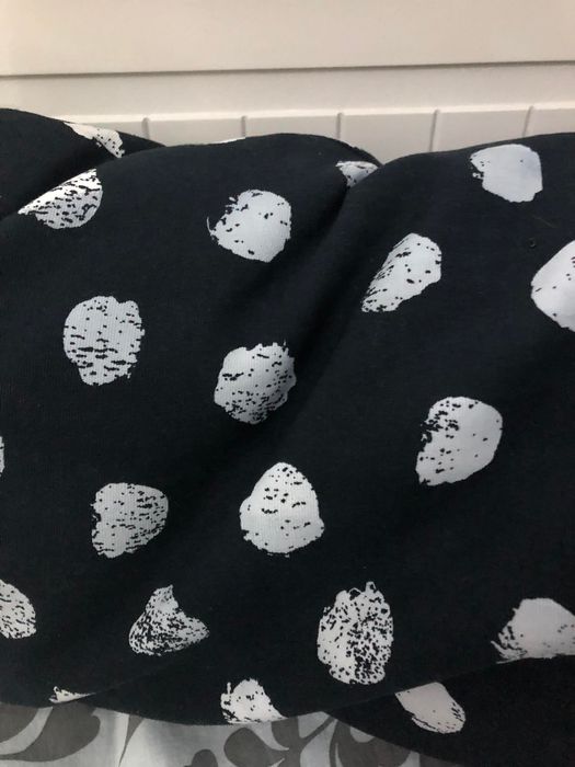 Almofada preta às bolas brancas