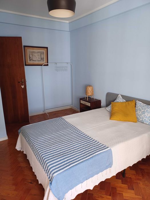 quarto espaçoso e luminoso com vista de mar