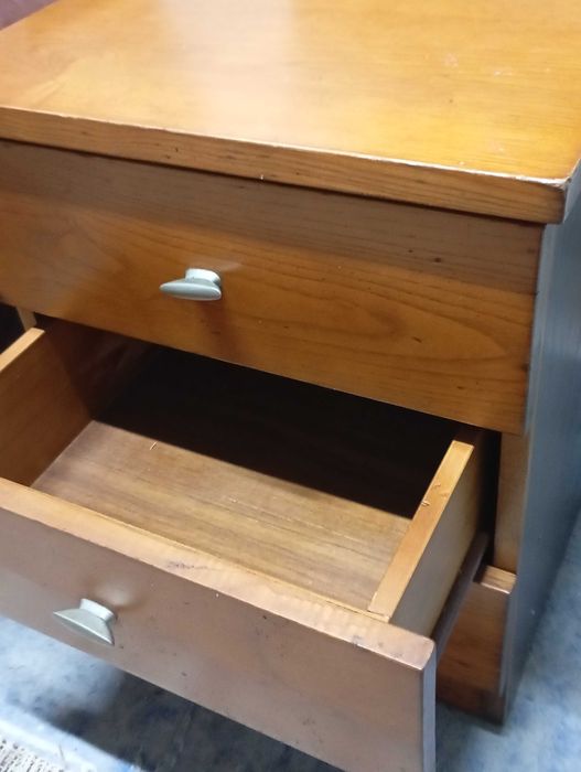 Mesinha de cabeceira usada (madeira genuína)