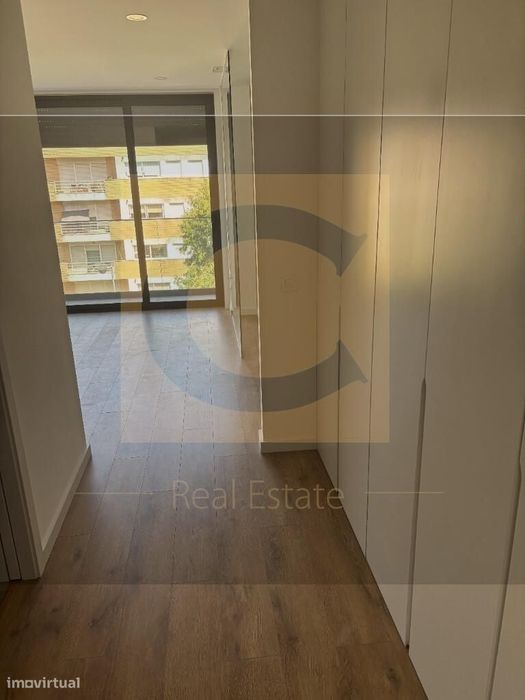 Apartamento Novo com Varanda e Garagem junto ao Hospital de São João –