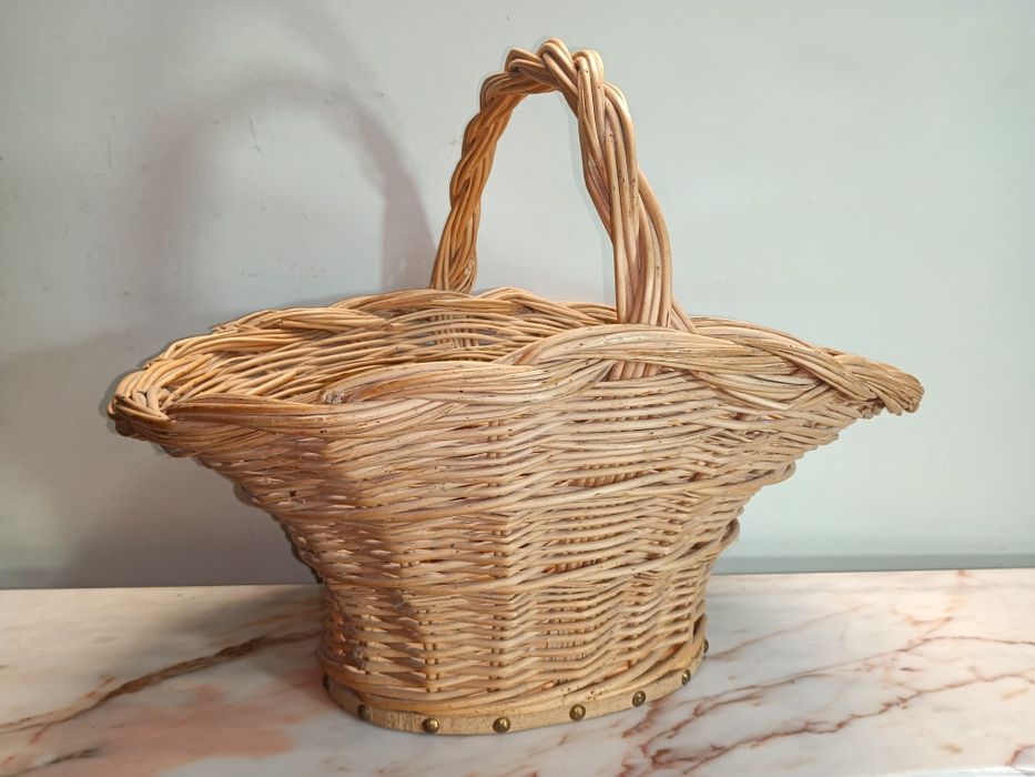 Cesto em vime feito artesanalmente, perfeito estado de conservação.
Me