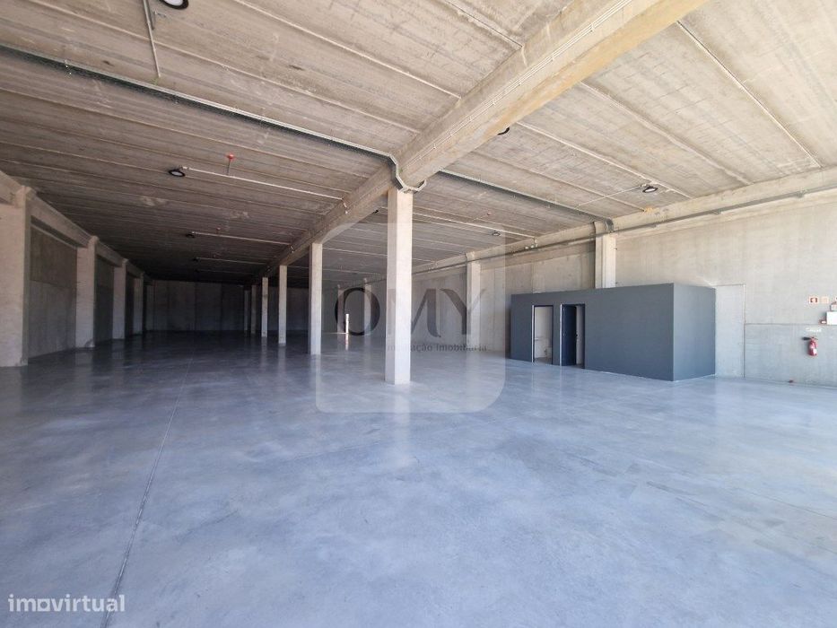 Armazém novo de 789 m2 junto à Zona Industrial de Vila Real