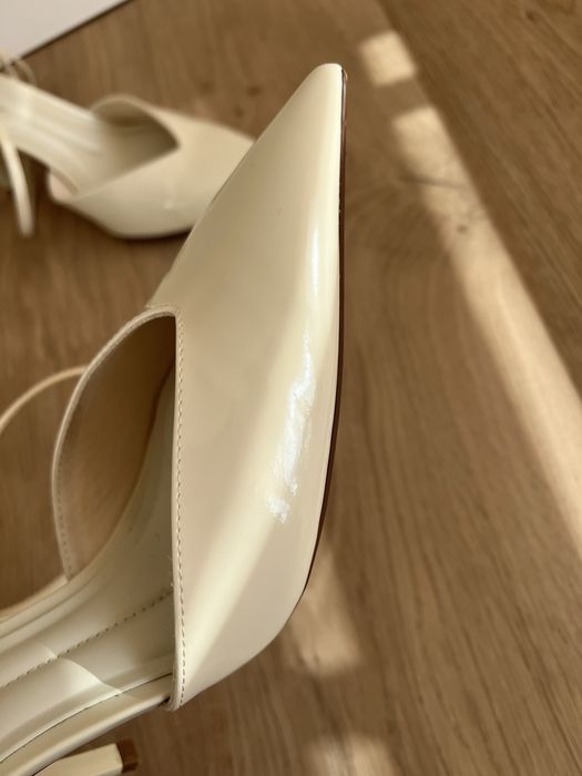 Kremowe szpilki Zara sandaly zapinane