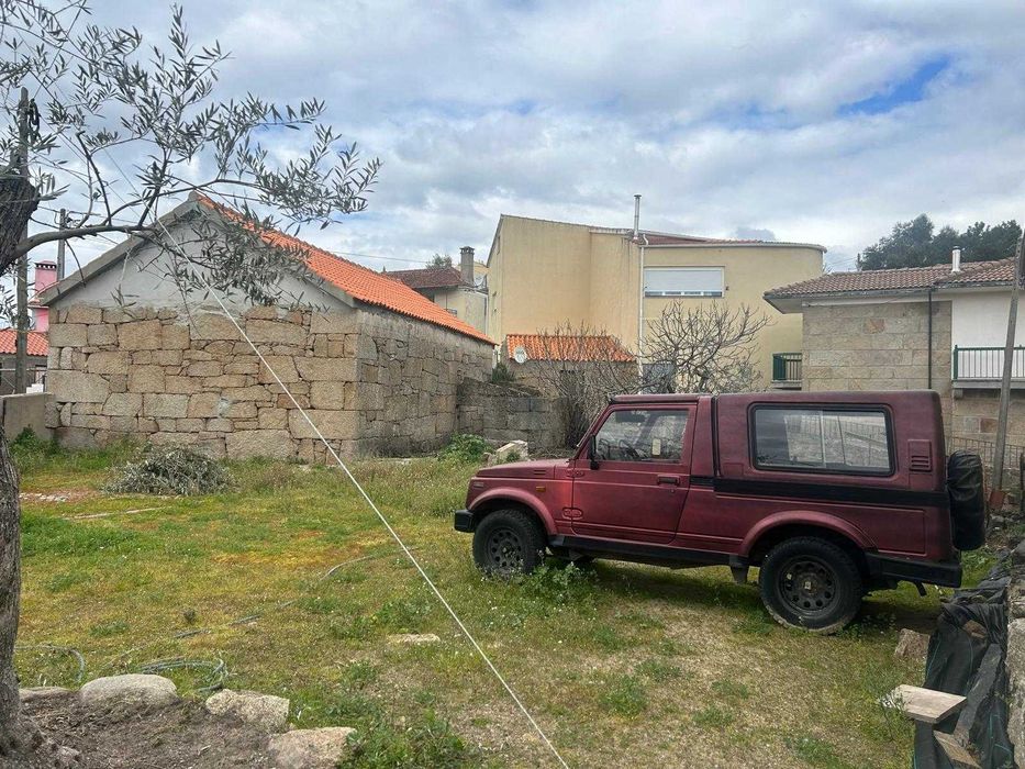 Vende‑se Palheiro / Casa em Pedra com Terreno