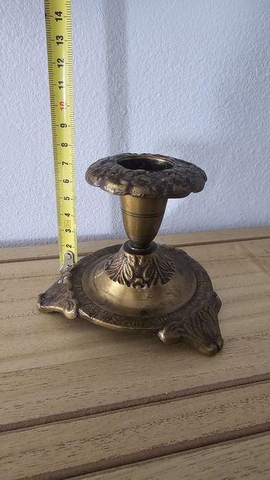 Stylowy mosiężny świecznik retro – ciężki, ozdobny, ok. 8 cm wysokości