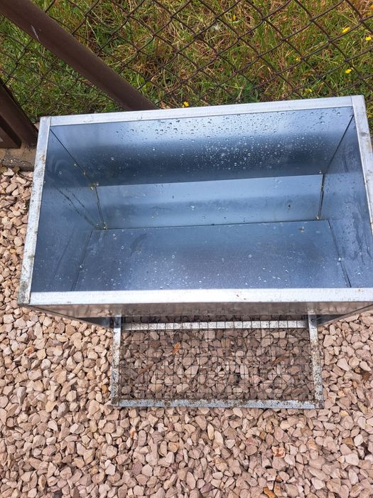 Comedouro c/ abertura contrapeso c/ abertura, 20 Kg. para galinhas