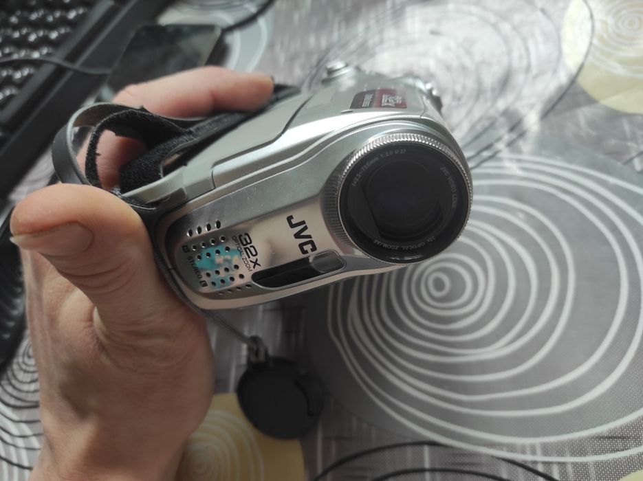 Відеокамера JVC GR-D360E