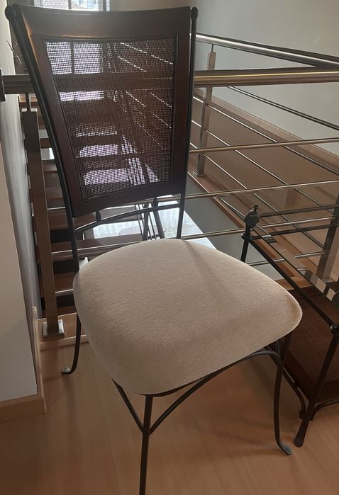 Mesa com tampo de vidro e cadeira com palhinha – conjunto