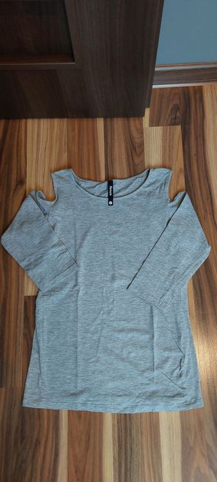 Szara koszulka z odkrytymi ramionami