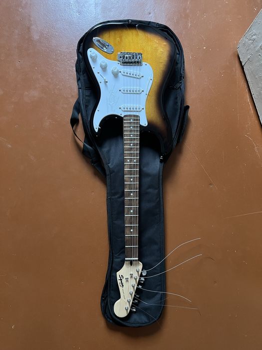 Электрогитара електрогітара  SQUIER BULLET STRAT