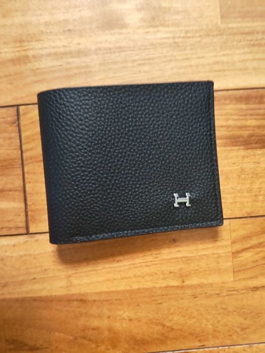 Czarny, elegancki portfel marki Hermès