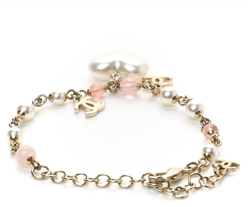 Літній браслет з перлинками та декором в золотому кольорі