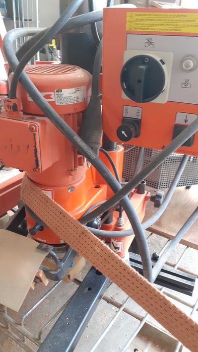 Maquina de aplicar dobradiças BLUM