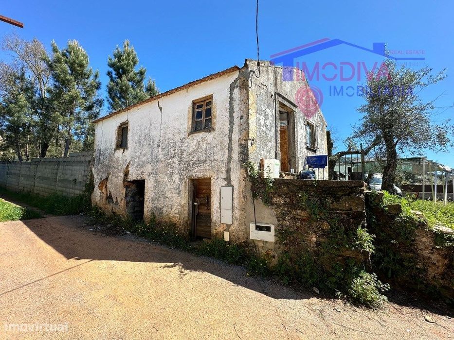 Casa de campo com água e luz, para reconstruir