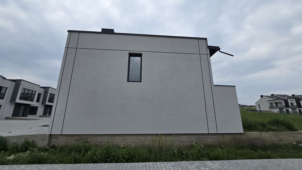 Продається крайній таунхаус 5 км від майдану.