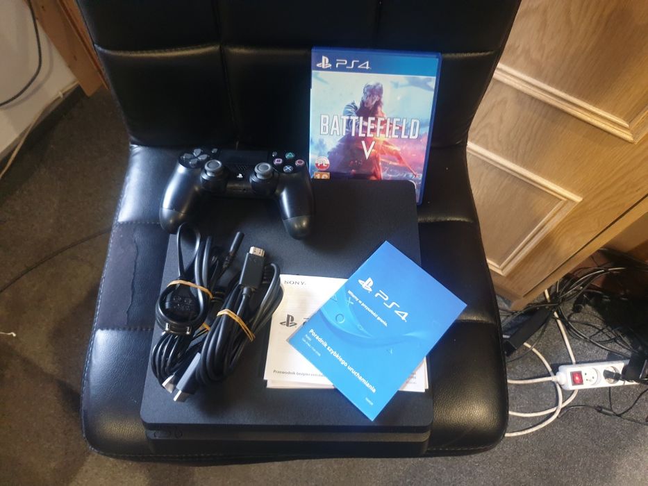 Ps4 slim. Konsola