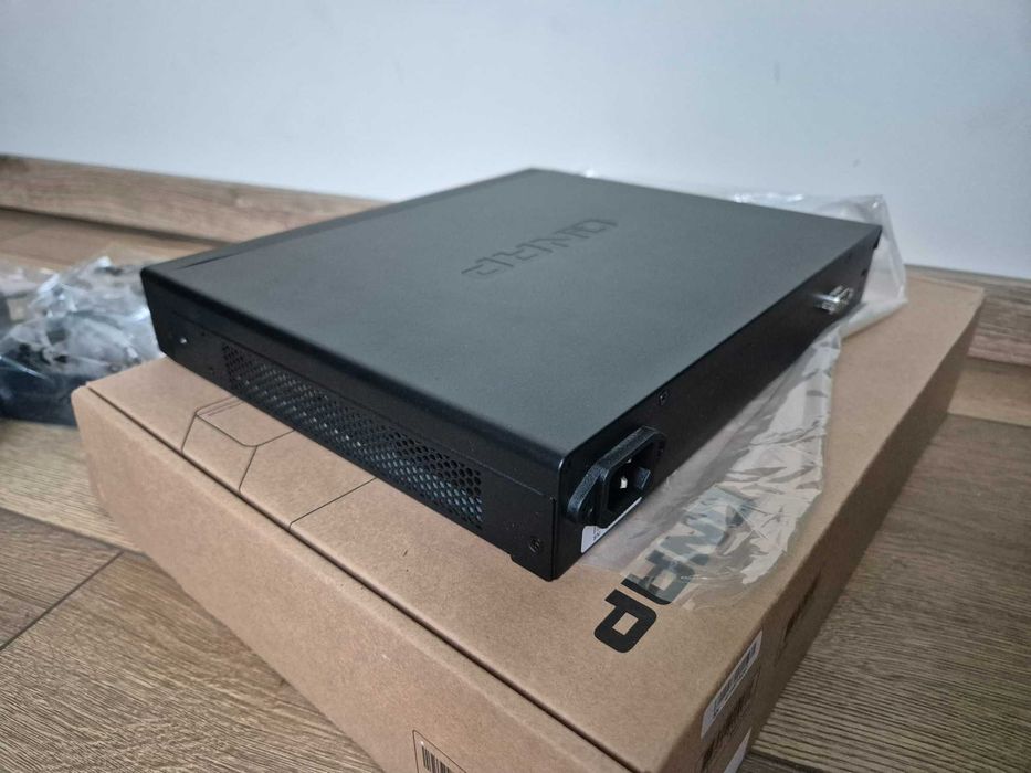 QNAP QSW‑804‑4C (8-portowy switch 10 GbE) - jak nowy
