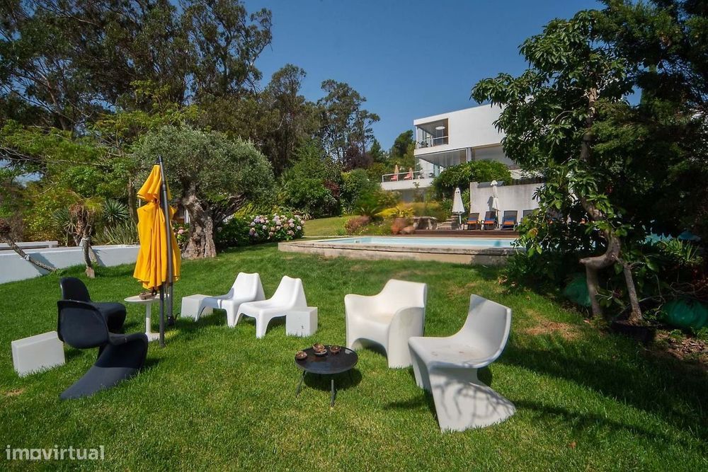 Moradia Contemporânea com Vista Mar e Piscina, Próxima da Beloura e Es