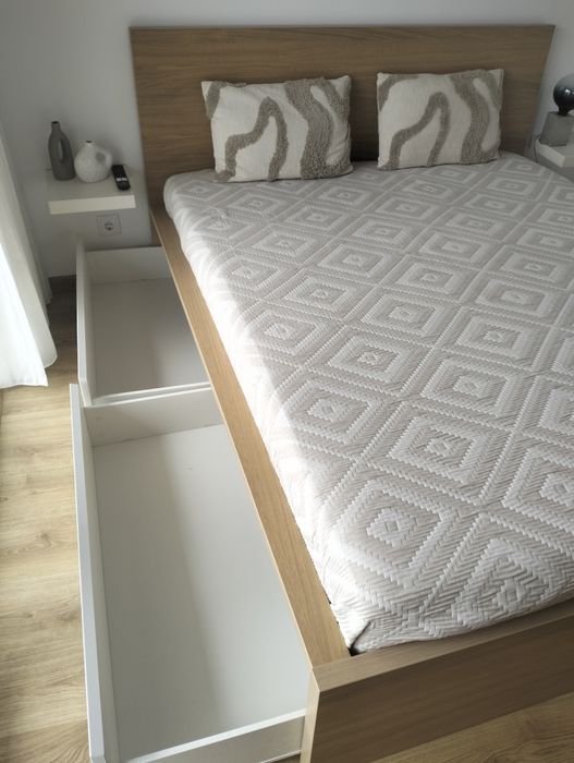 Cama de casal com arrumação