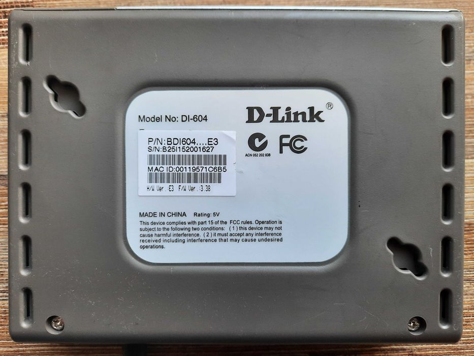 Router D-Link DI-604 - tania okazja za solidny sprzęt z zasilaczem