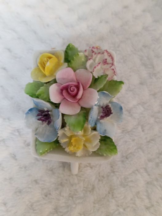Zestaw figurek z porcelany