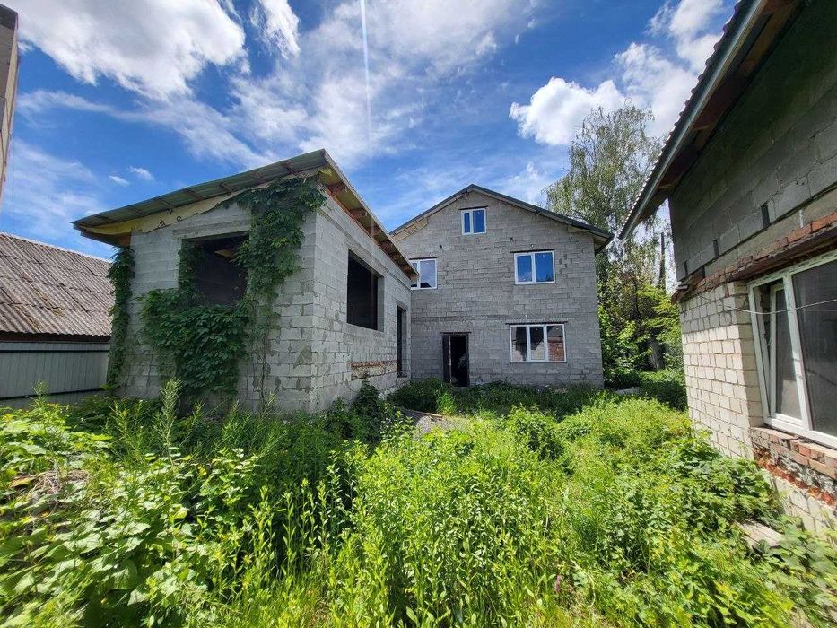 Продається Будинок на 2 сім'ї + гостьовий дом. Приватизована земля. Поруч парк Івана Франка та центр міста Н