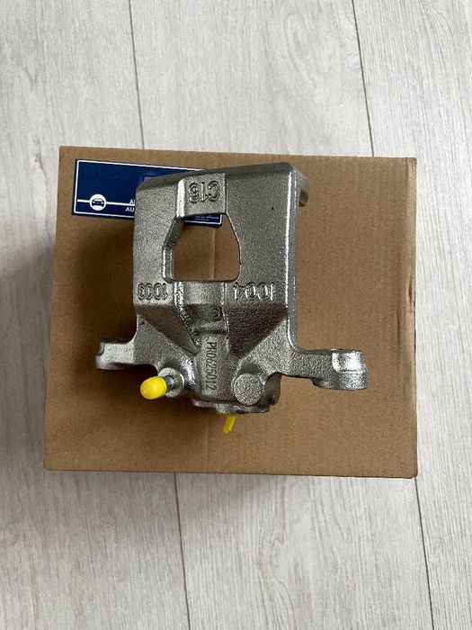 Супорт Ніссан задній. Лівий правий.