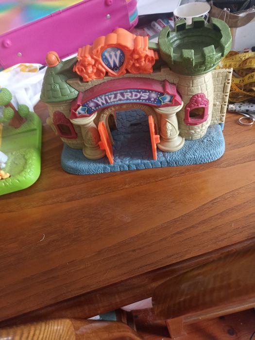 2 casinhas para brincar para oferecer às suas meninas, estão a funcion