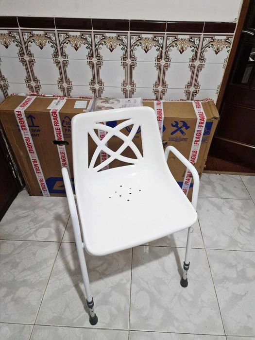 Cadeira de Banho com Braços Regulável em Altura