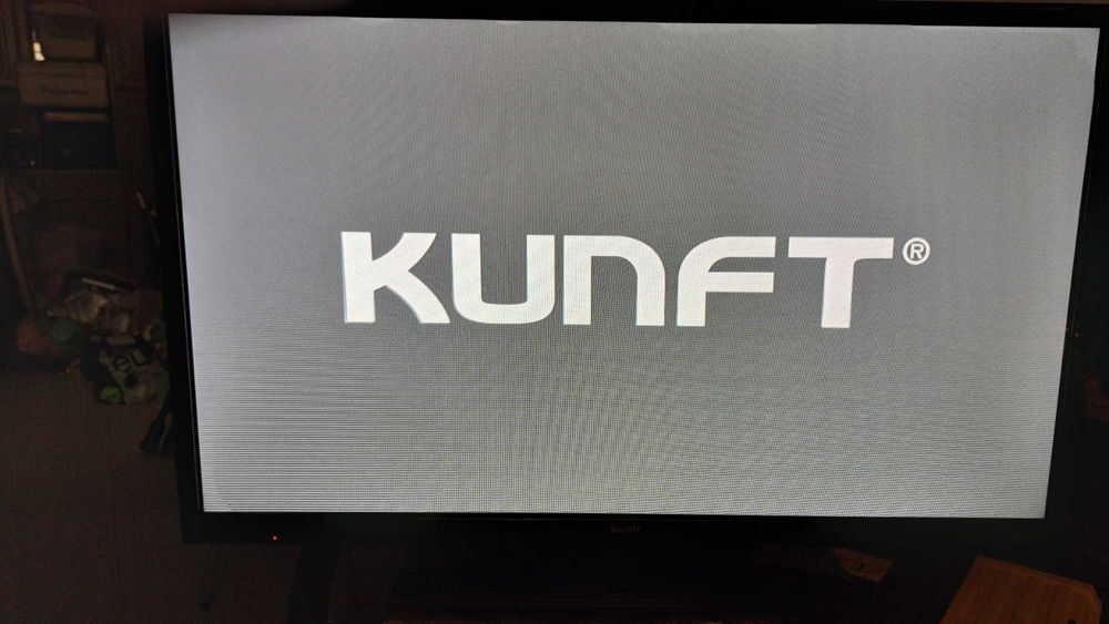 TV Kunft 32" em óptimo estado, com comando e disco de 1GB, resolução 1920x1080. Manual de utilizador em Português.
