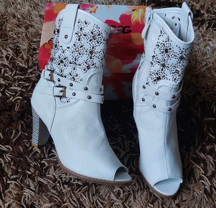 Білі напівчобітки з відкритим носиком. 37р. Білий колір.