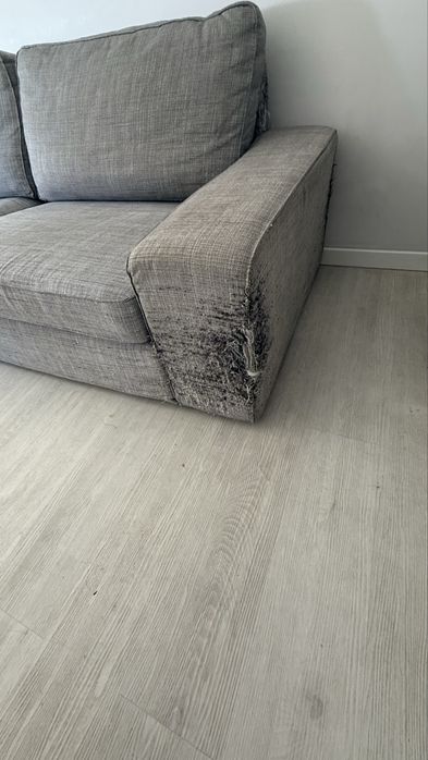 Mesa de vidro e sofá