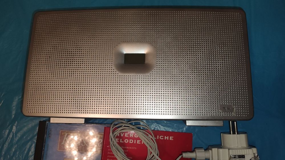 Радио, проигрыватель CD и часы.