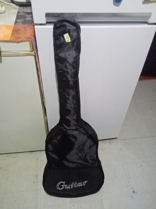 Guitarra com corda partida
