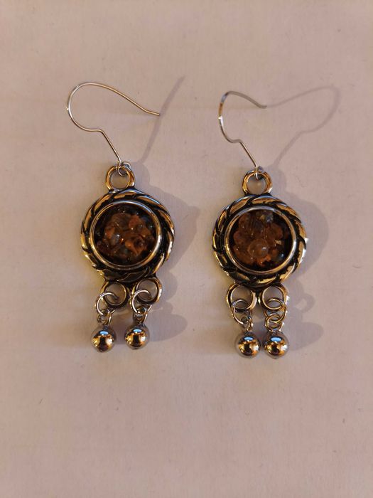 Kolczyki koloru srebrnego z pięknym wypełnieniem