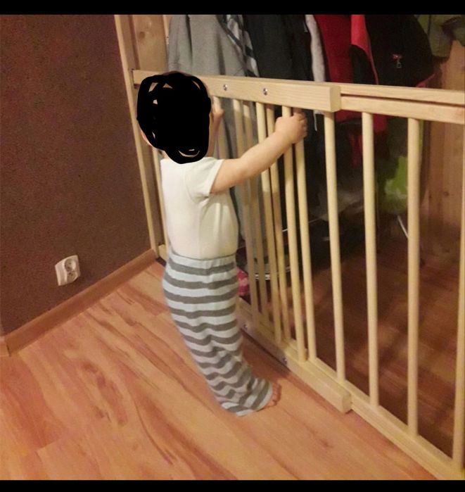 Bramka ochronna barierka zabezpieczajaca schody