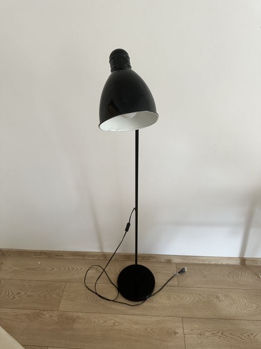 Lampa podlogowa do czytania