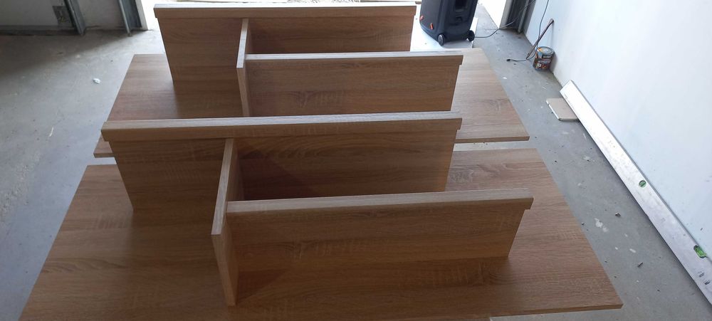 Panel wiszący z półkami.