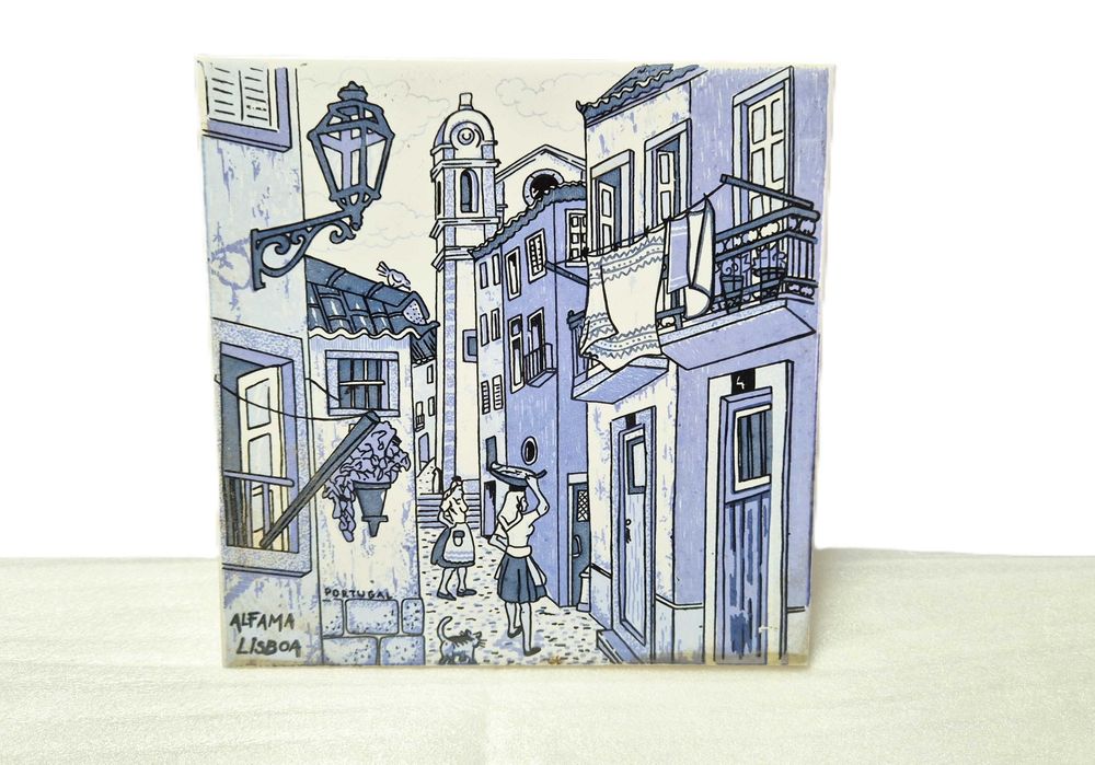 Azulejo em cerâmica com imagem do bairro de Alfama