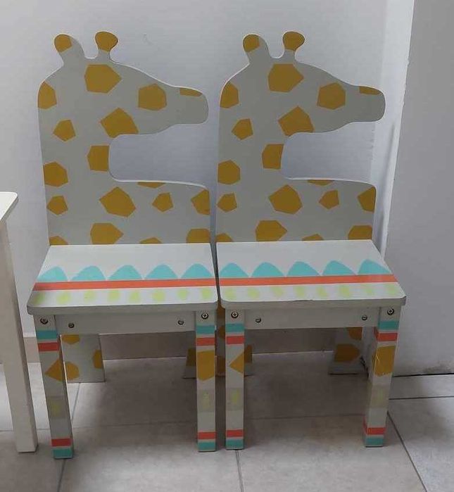 Mesa e duas cadeiras para criança