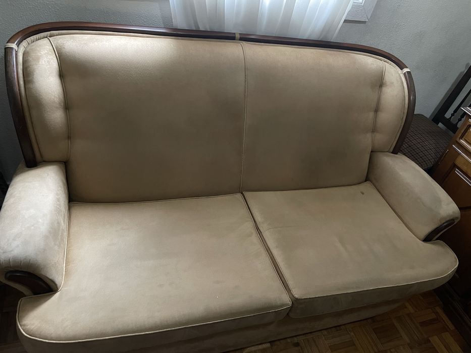 Sofa de 2 lugares bege com madeira