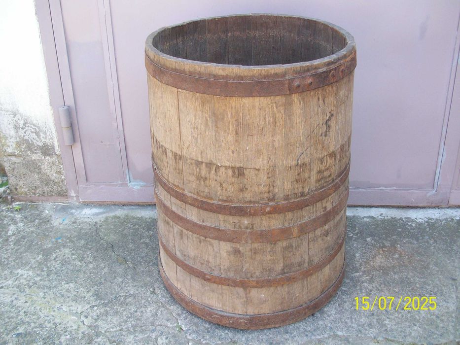 Раритетна  дубова  бочка .