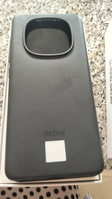 Xiaomi Redmi Note 15, na cor preta, com 6GB de RAM e 128GB de armazenamento.