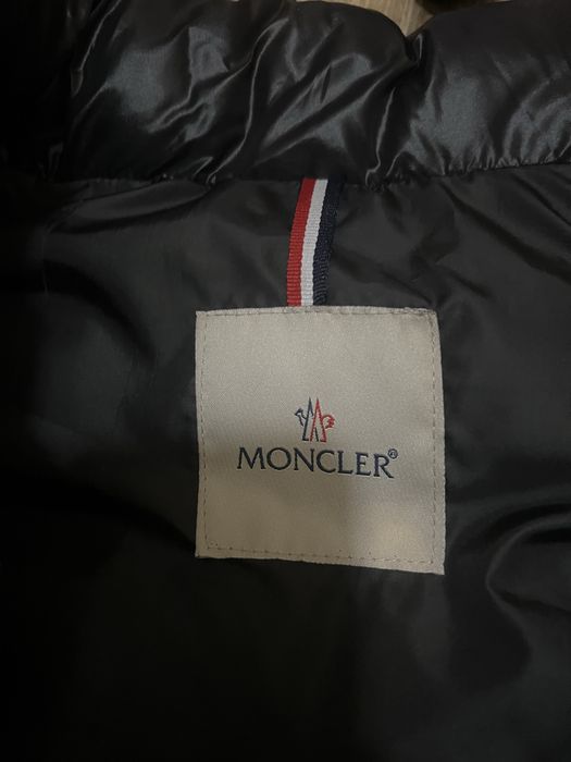 Продам жилетку Moncler