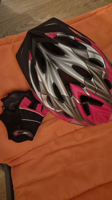Capacetes e luvas de bicicleta