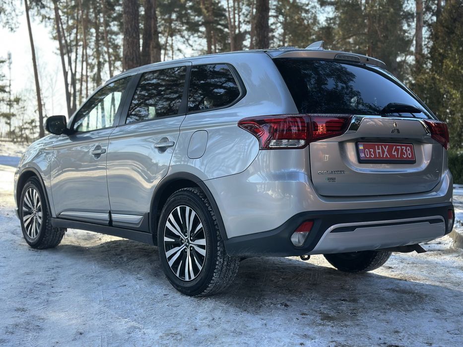 Mitsubishi Outlander 2020 року